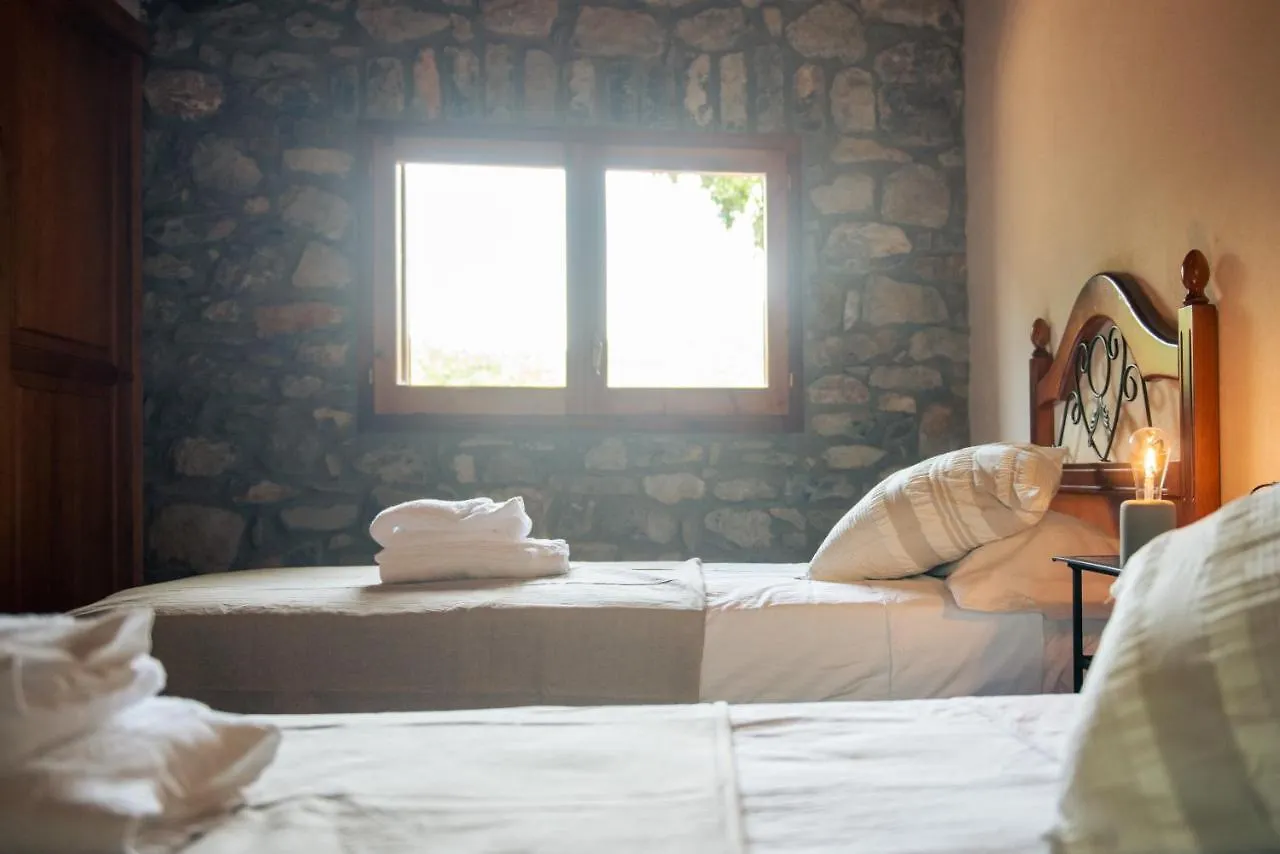 Chalet El Vilarot. La Casa De Piedra En La Naturaleza. Girona Spain